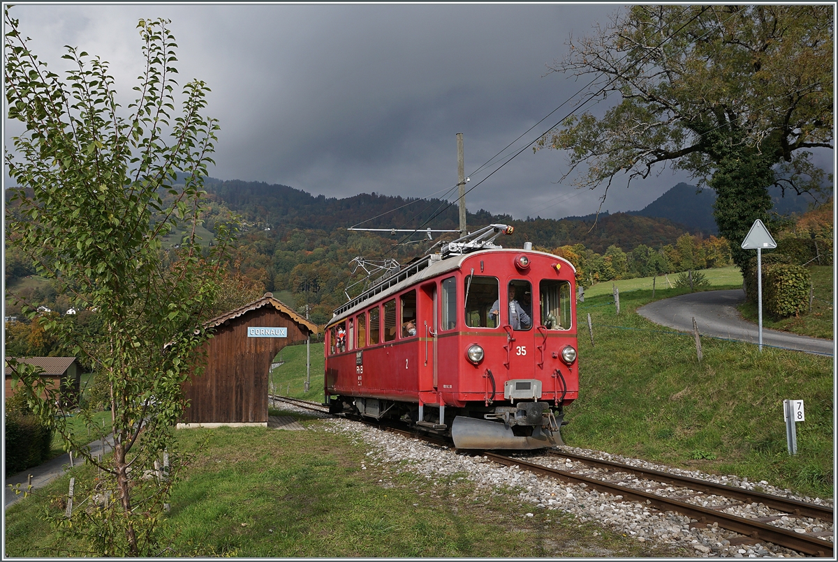 The Blonay-Chamby RhB Bernina Bahn ABe 4/4 I N° 35 on the way to Chaulin in Cornaux.

18.10.2020