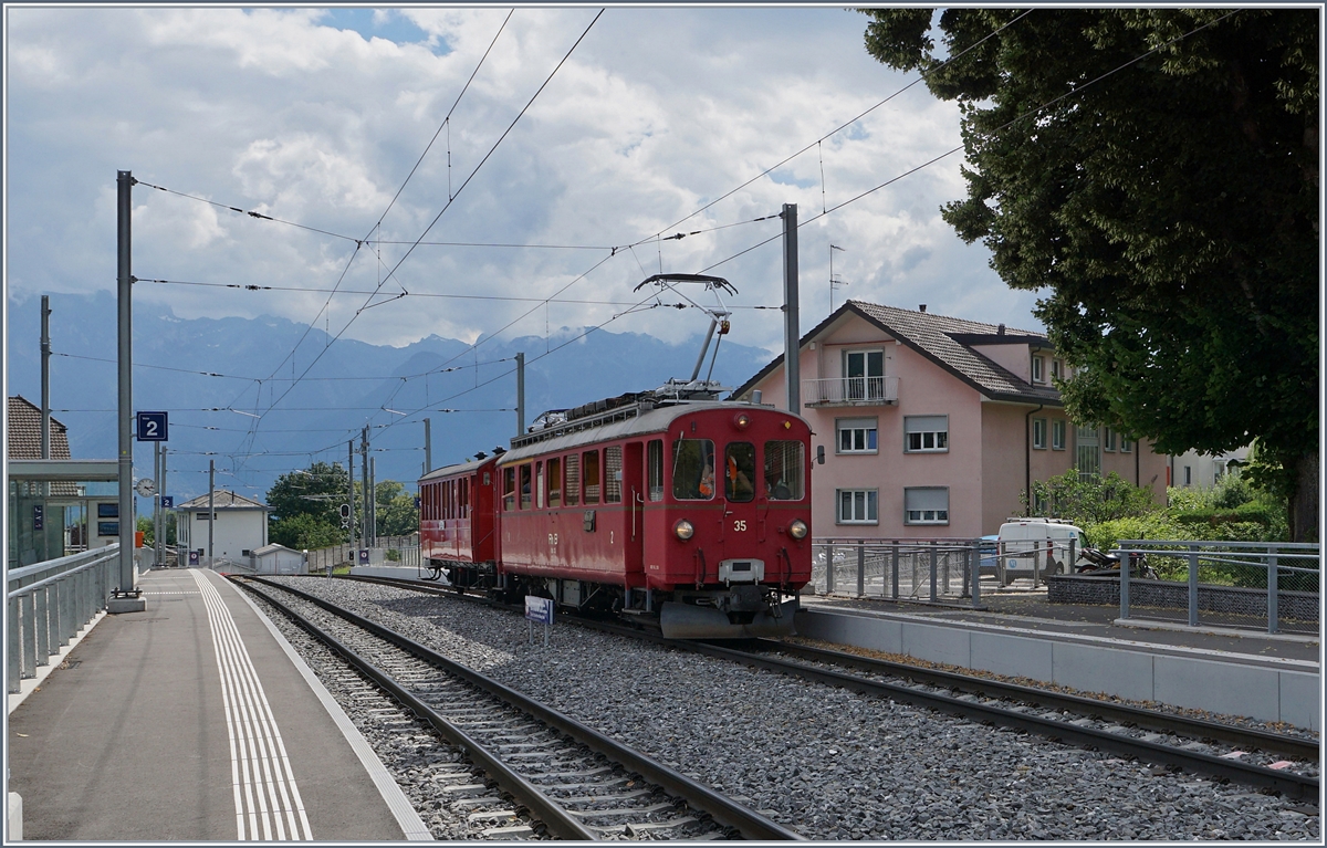 The Blonay-Chamby Riviera Belle Epoque Service from Vevey to Chaulin is arriving at the the  new  St-Légier Gare Station.

28.06.2020