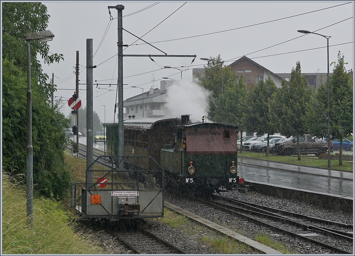 The Blonay-Chamby steamer with the LEB G 3/3 N° 5 is arriving at the Blonay Station.  

02.08.2020