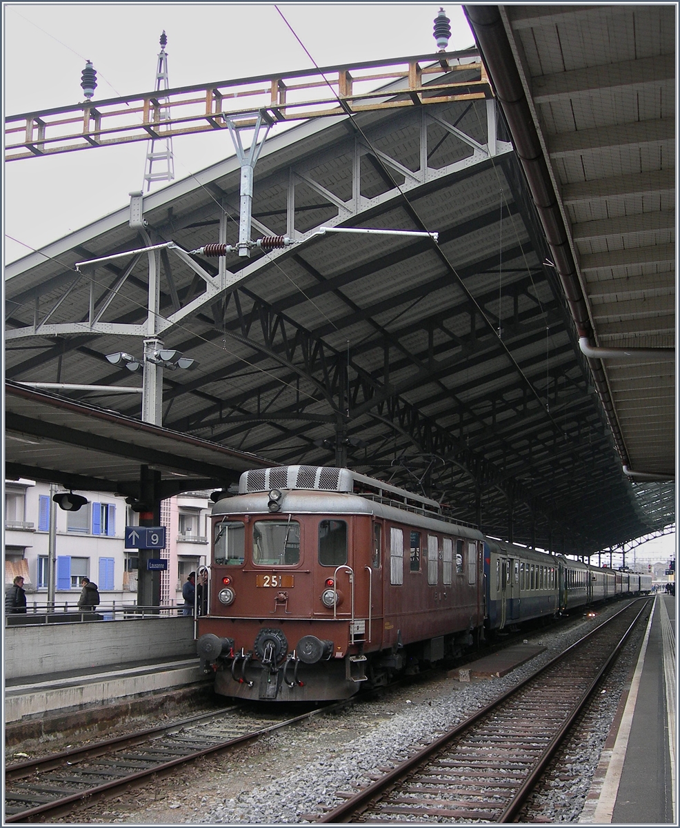 The BLS Ae 4/4 251 wiht a Chrismas market special service to Montreux in Lausanne.
10.12.2016