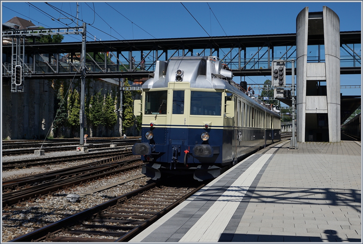 The BLS BCFe 4/6 (BLS Blauer Pfeil) in Spiez.
14.08.2016