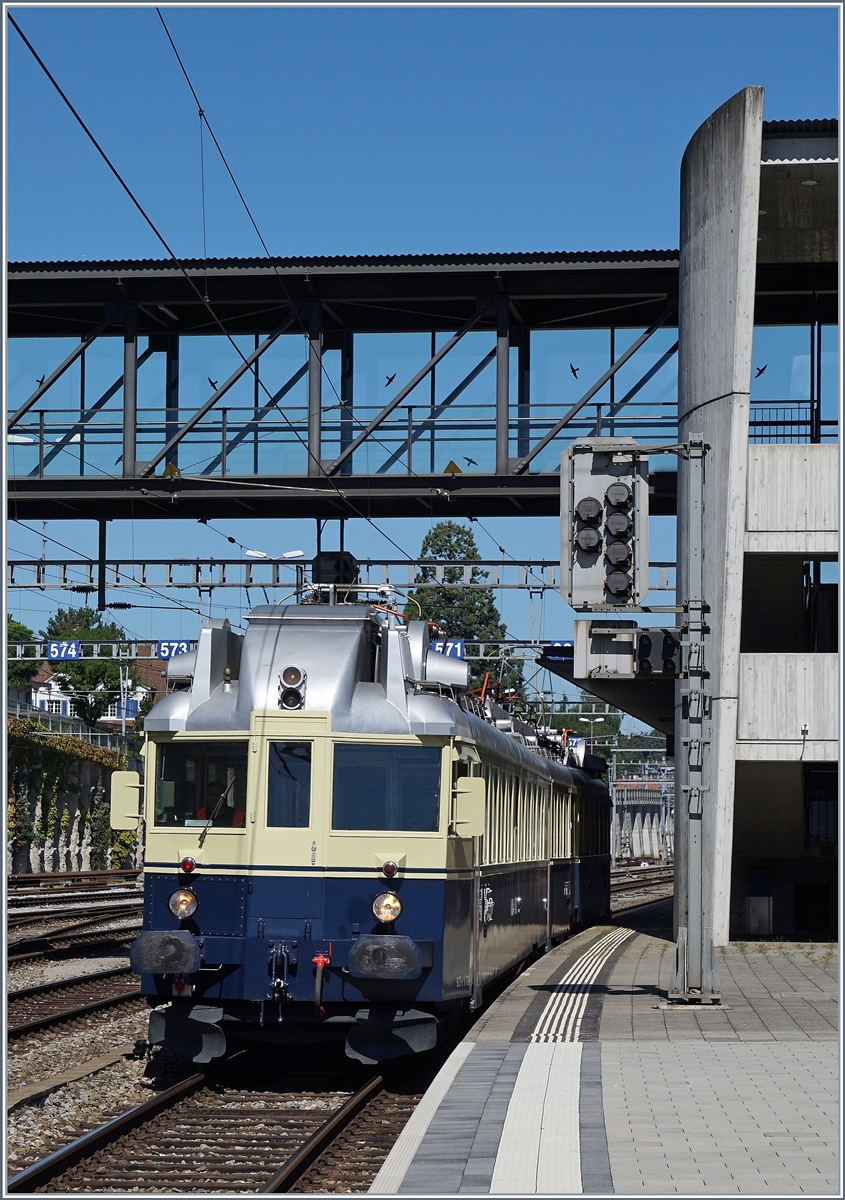 The BLS BCFe 4/6 (BLS Blauer Pfeil) in Spiez.
14.08.2016