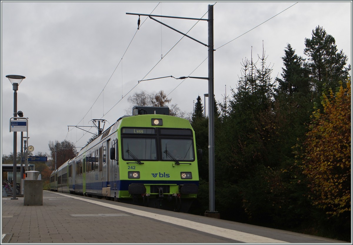 The BLS local train 5576 in Büren an der Aare. 
15.11.2014