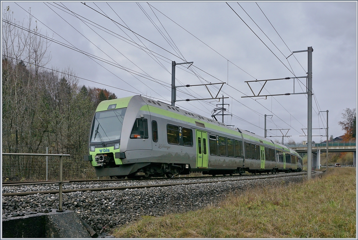 The BLS Lötschberger RABe 535 101 and 121 by Muelenen on the way to Bern.
09.11.2017