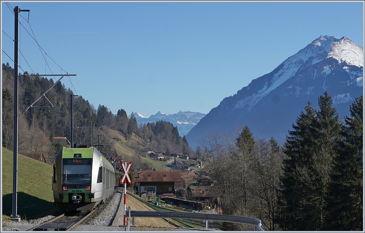 The BLS Lötschberger RABe 535 107 on the way to Bern by Weissenburg. 

12.01.2020 