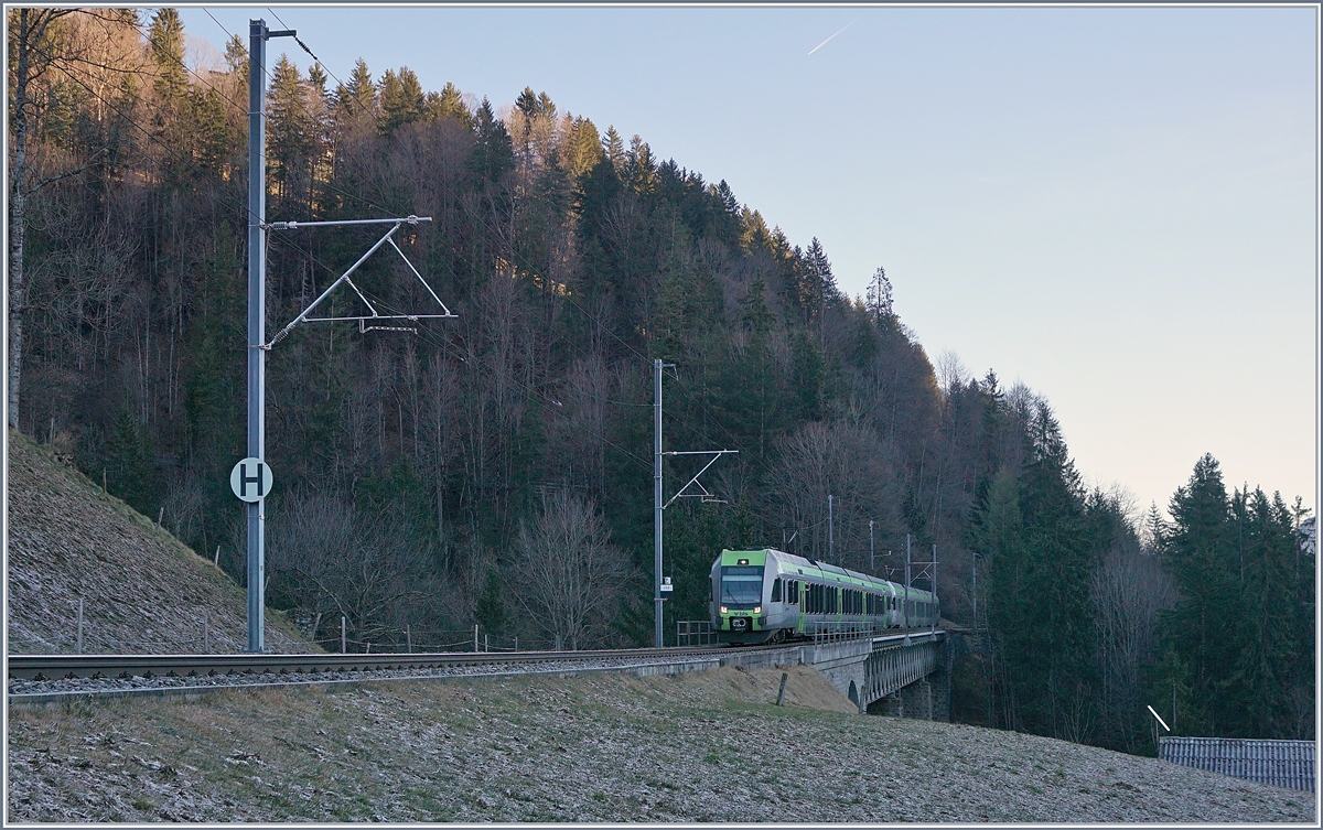 The BLS Lötschberger RABe 535 118 and 124 the way to Zweisimmen on the Bunschenbach Bridge in the Glen shadow. 

12.01.2020