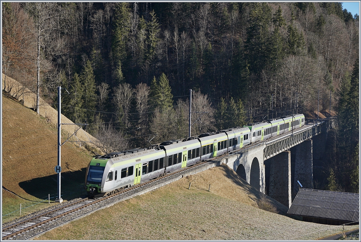 The BLS Lötschberger RABe 535 118 and 124 the way to Bern on the Bunschenbach Bridge by Weissenburg.

12.01.2020