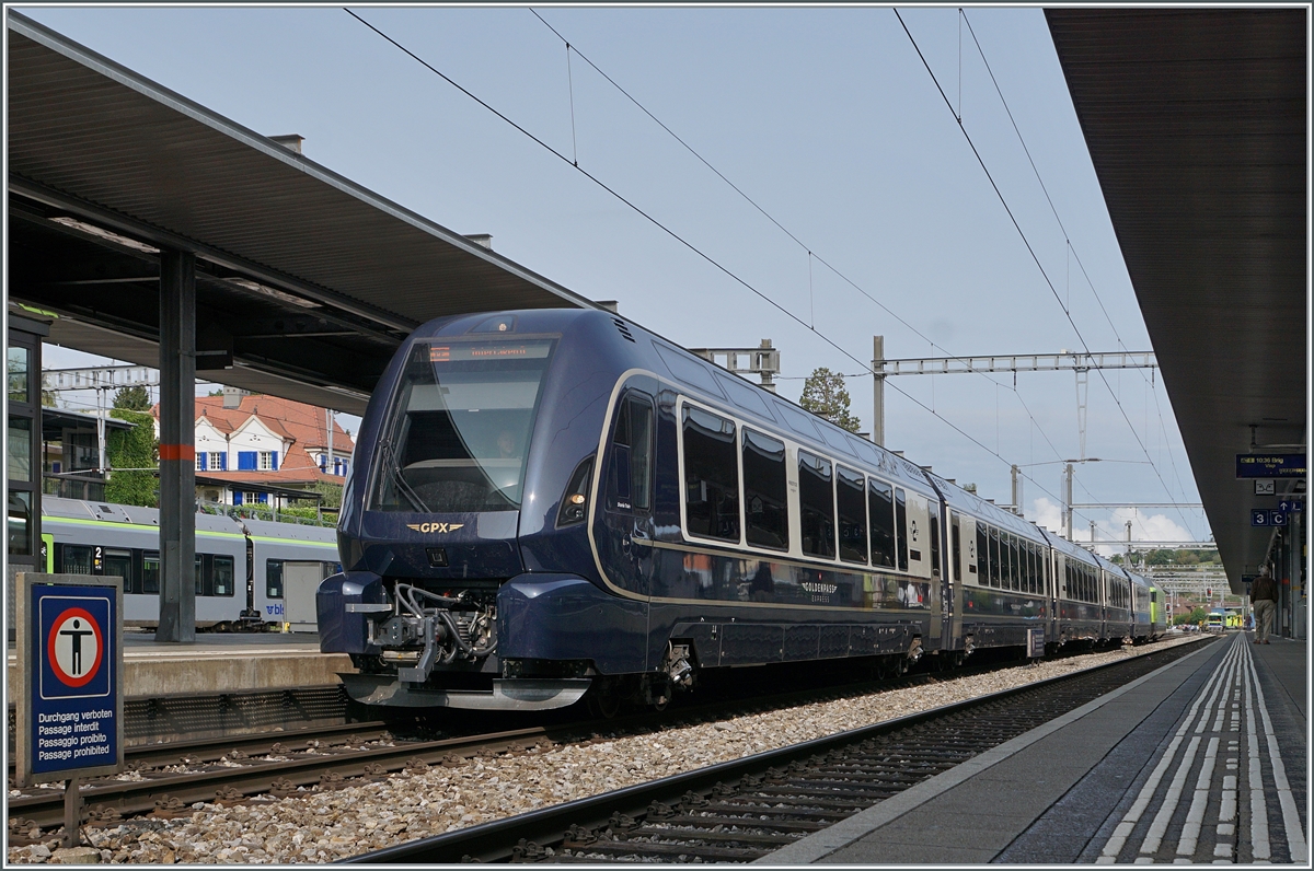 The BLS MOB GoldenPass Express GPX 4064 has arrived in Spiez and will shortly continue on to Interlaken Ost. At the rear of the train, the BLS Re 465 has now been entrusted with traction since Zweisimmen. August 30, 2023