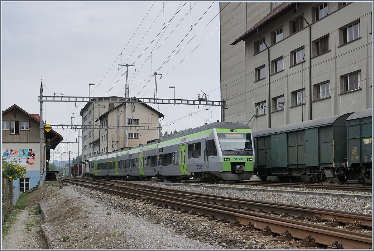 The BLS NINA RABe 525 026 is arriving at Lützelflüh Goldbach.

21.09.2020