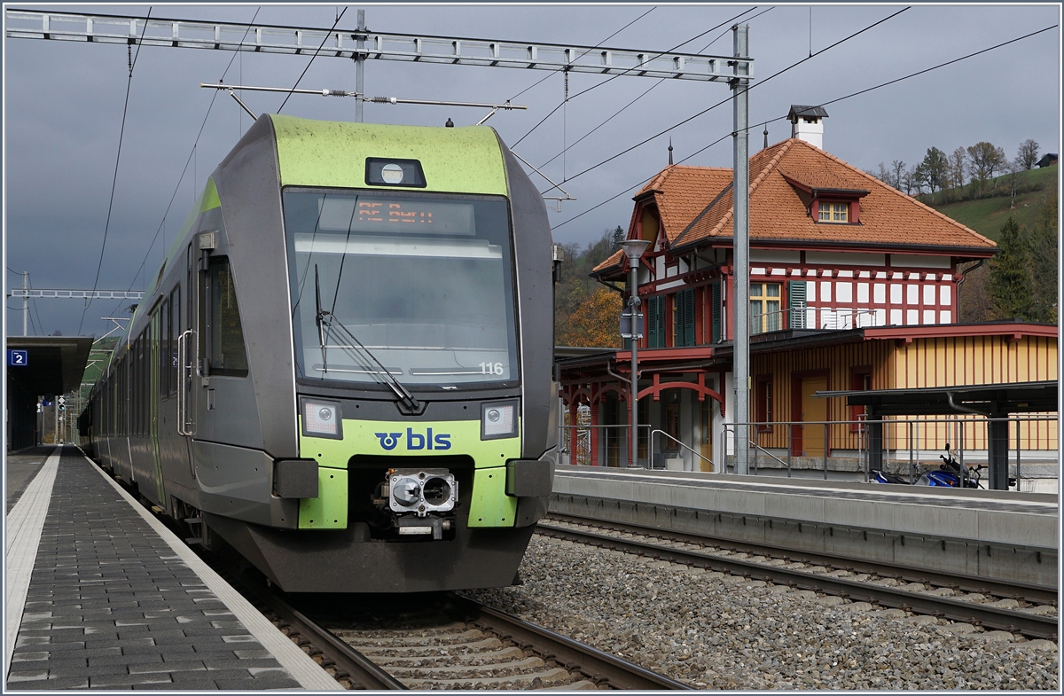 The BLS RABe 353 166 to Bern by his stop in Mülenen.
30.10.2017