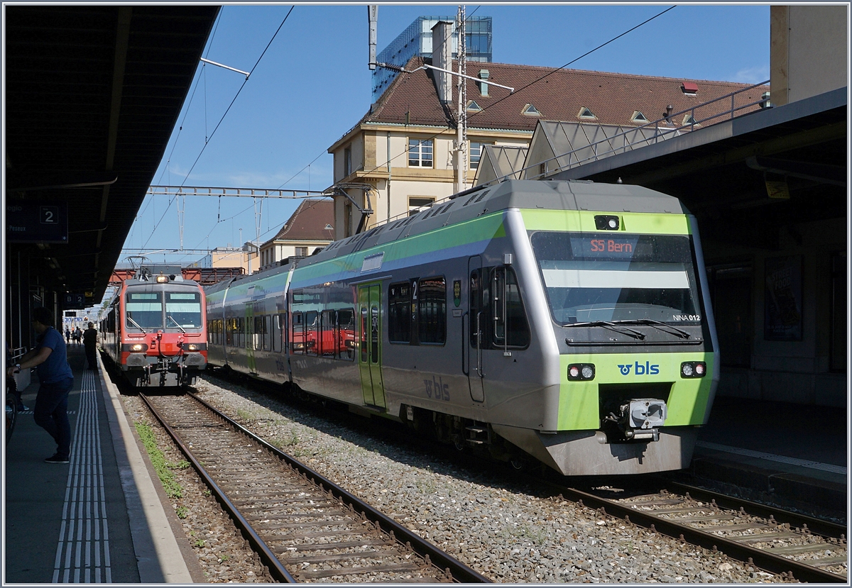 The BLS RABe 525 012  NINA  and in the Background a SBB RBDe 560 in Neuchâtel. 

14.08.2019