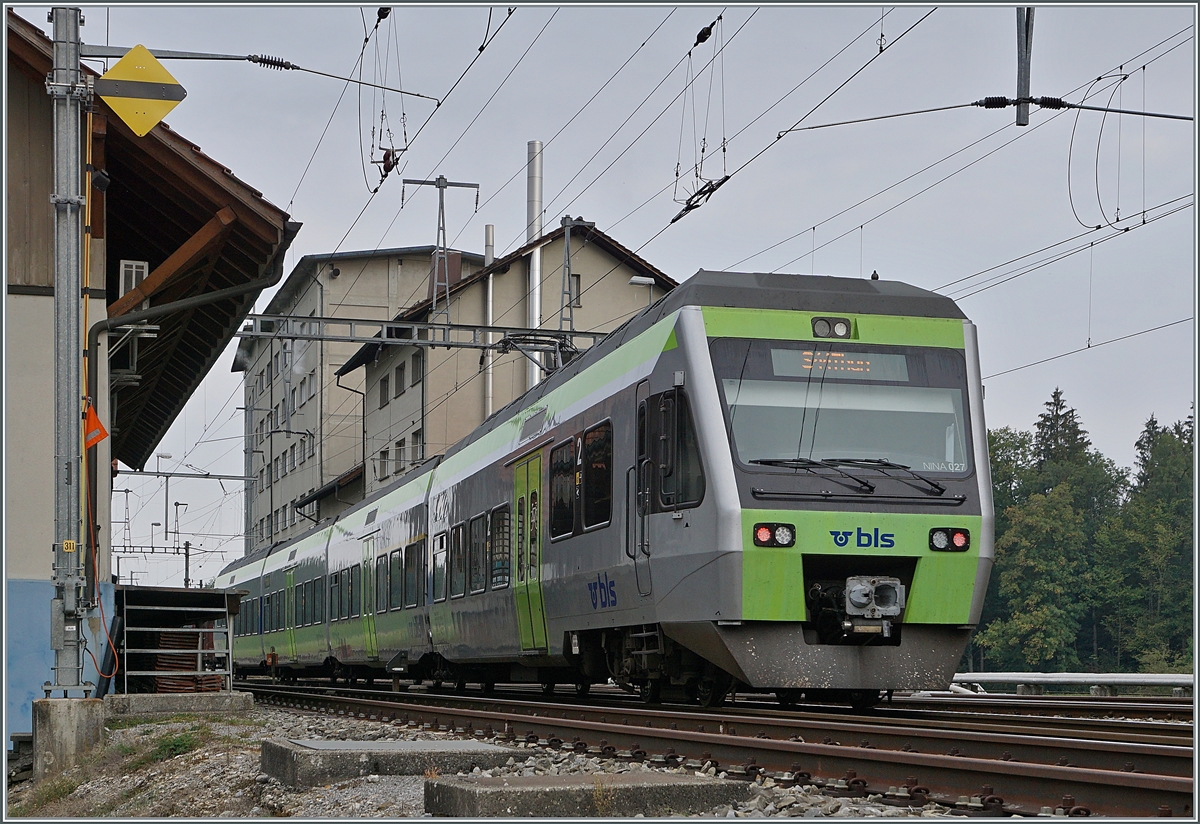 The BLS RABe 525 027  NINA  is the S44 to Thun (via Burgdorf - Bern), this train is leaving the LützefLüh Goldbach Station.

21.09.2020
