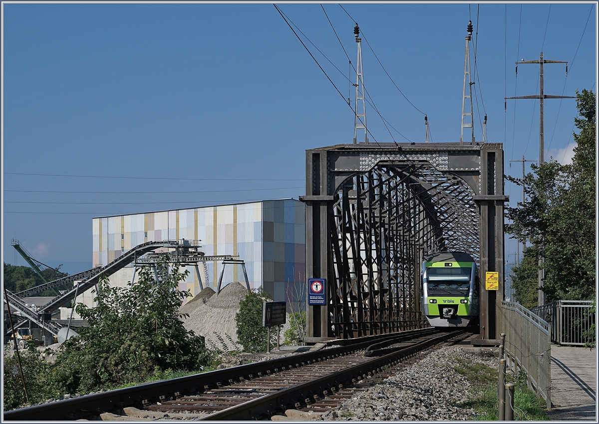 The BLS RABe 525 036 NINA on the Ziehlbrücke. 

30.08.2019