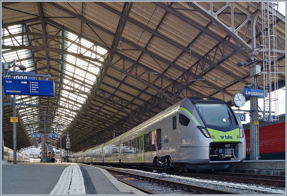 The BLS RABe 528 102-7 ((UIC 94 85 7 528 102-7 CH-BLS) on a test run in Lausanne. 

06.08.2020