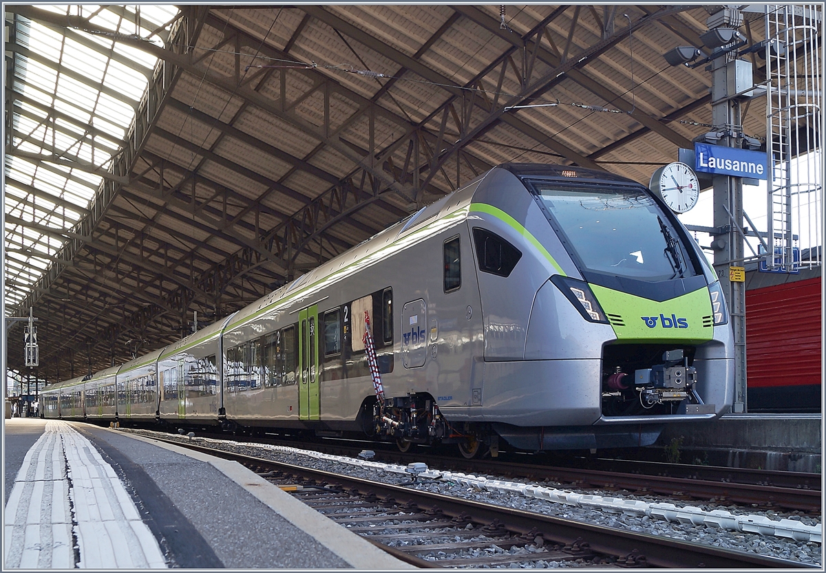 The BLS RABe 528 102-7 (UIC 94 85 7 528 102-7 CH-BLS) on a test run in Lausanne. 

06.08.2020