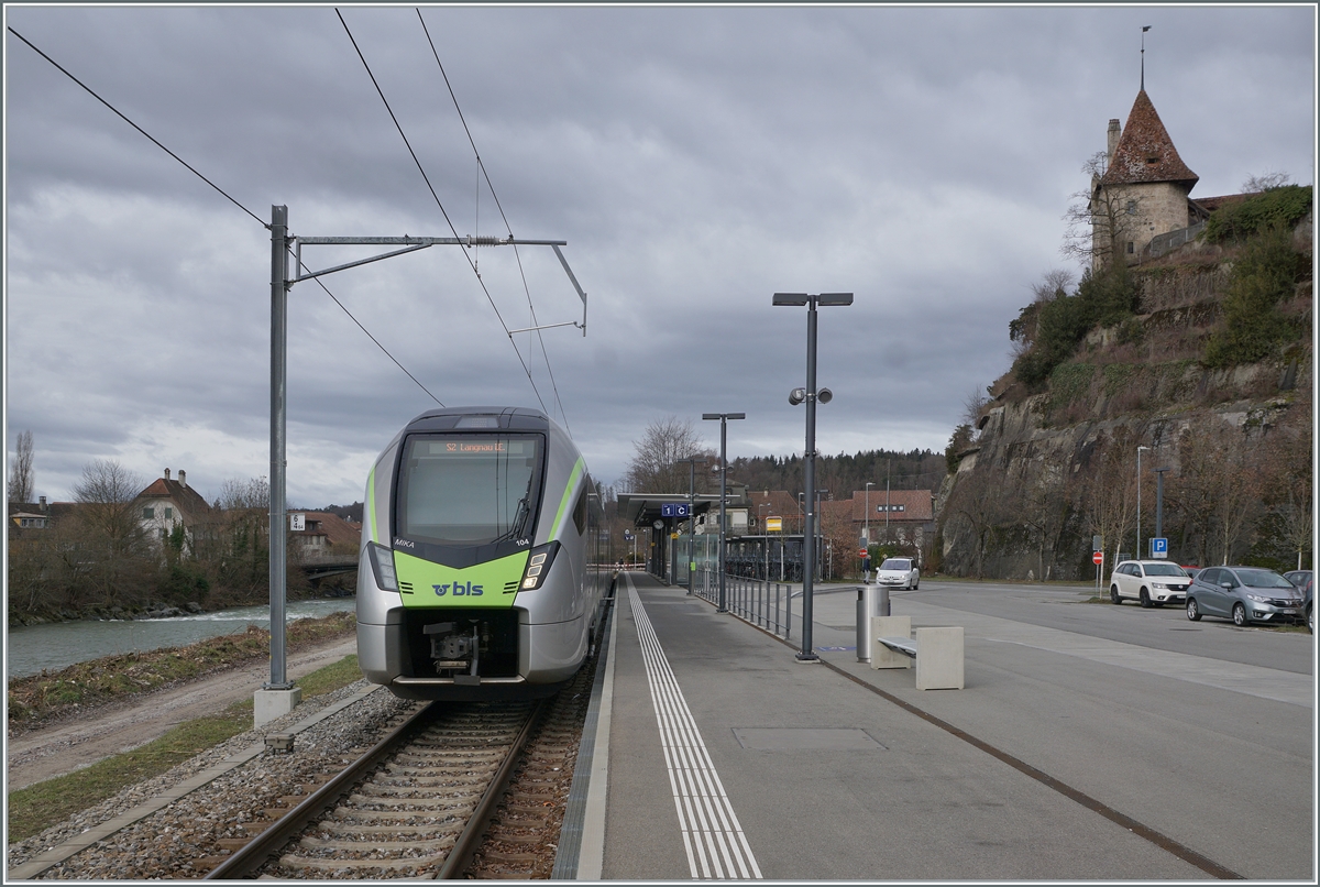 The BLS RABe 528 104 is waiting in the new Laupen BE Station his departure. This will be the  S 2 15243 on the way to Langnau i.E. via Bern - Konolfingen.

24.01.2024
