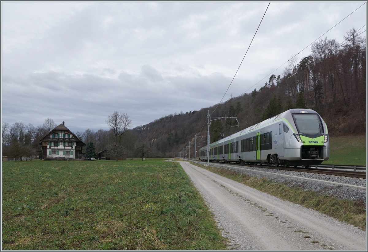 The BLS RABe 528 104 is by Freibugrhaus (km 4.25) on the way from Laupen to Langnau. 

24.01.2024