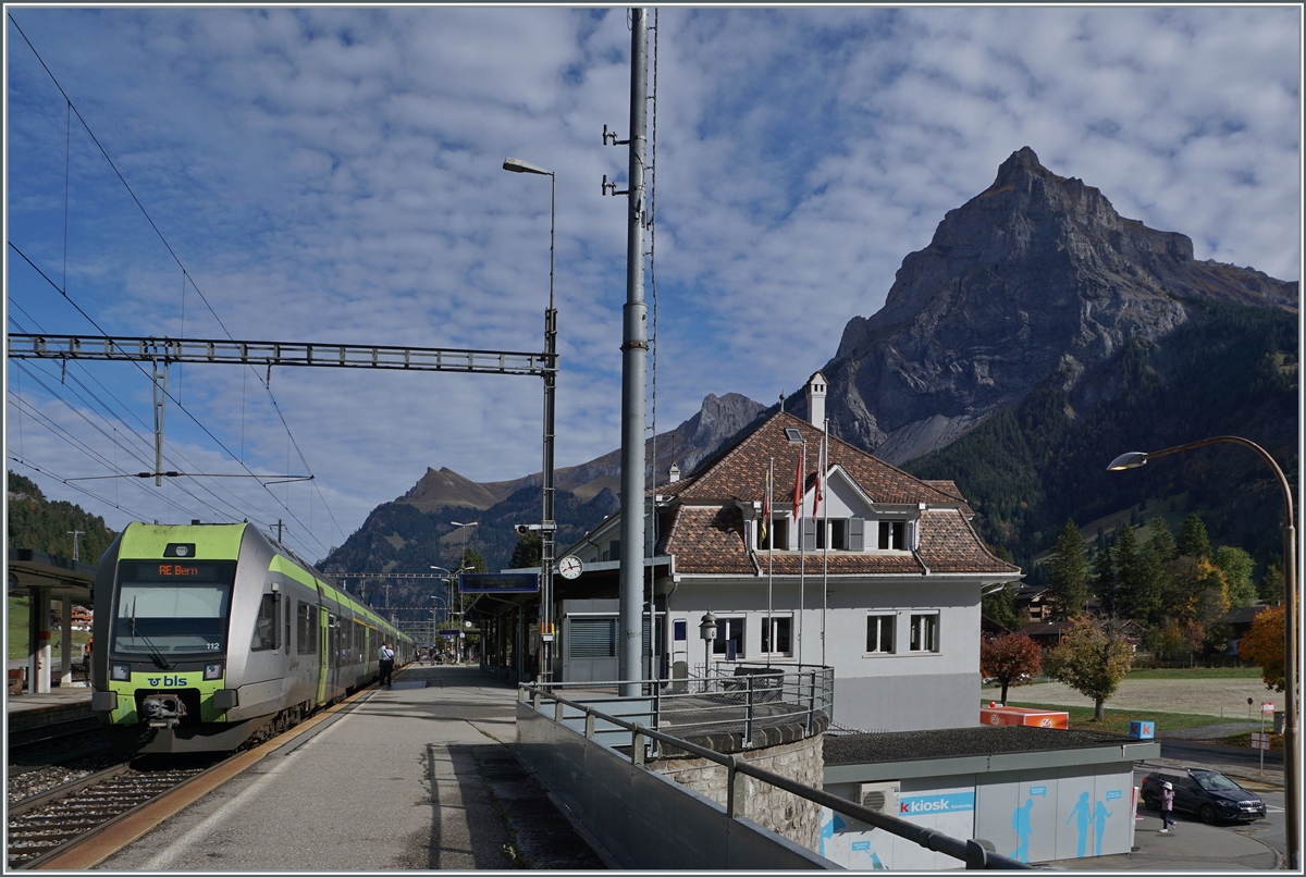 The BLS RABe 535 101 and 112  Lötschberger  on the way to Bern are arriving at Kandersteg. 

11.10.2022