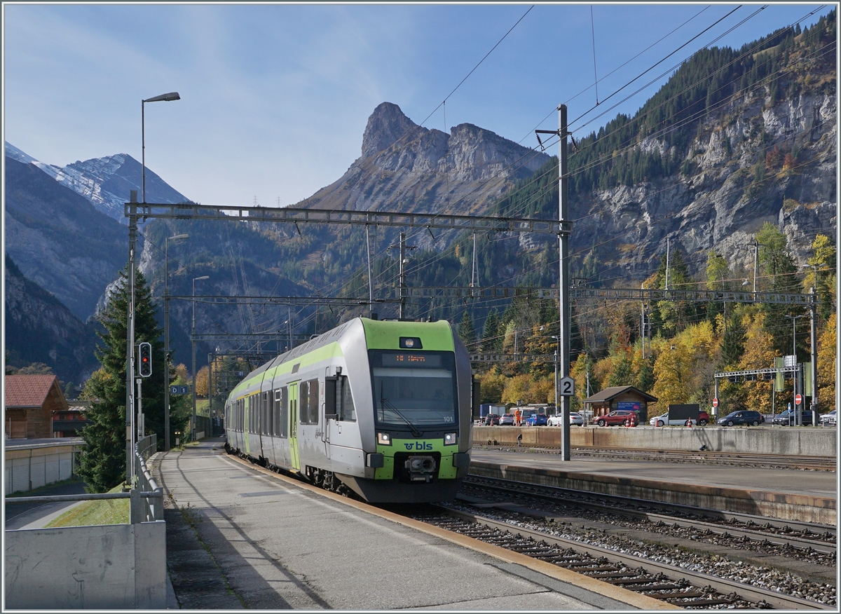 The BLS RABe 535 101 and 112  Lötschberger  on the way to Bern are arriving at Kandersteg. 

11.10.2022