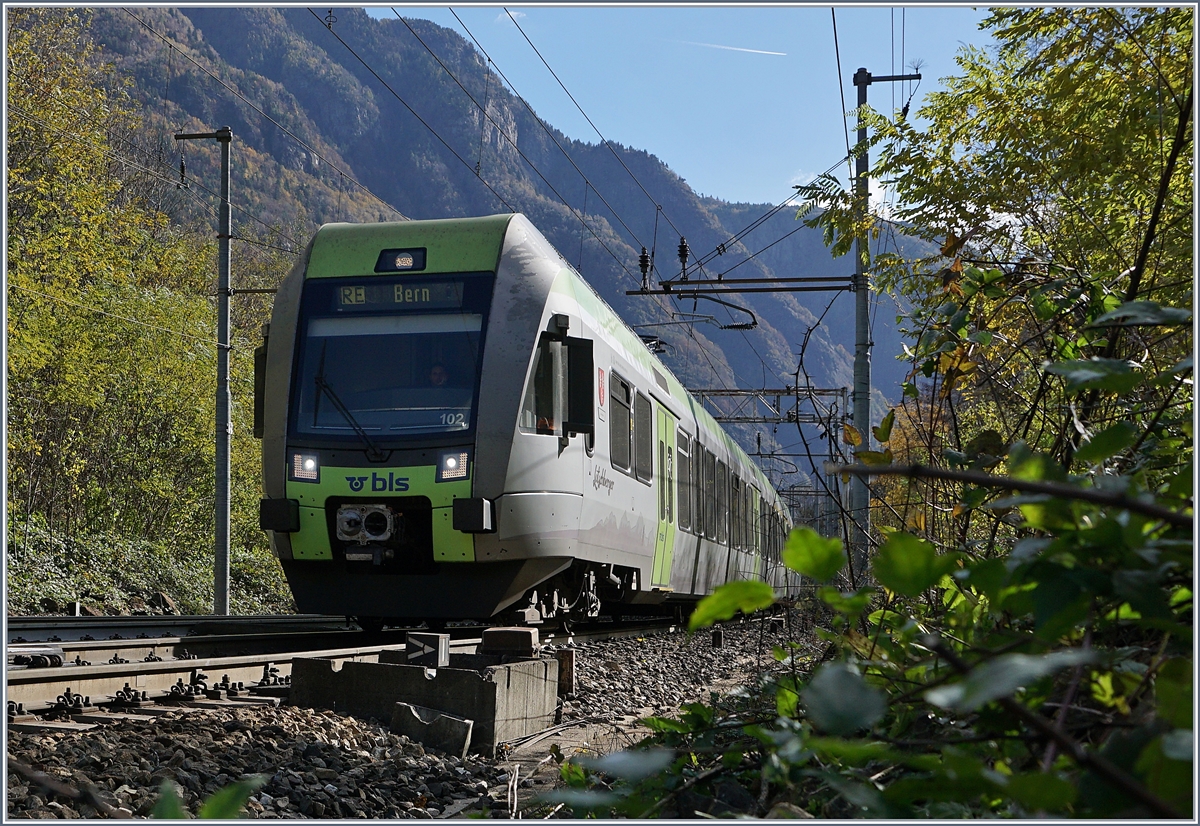 The BLS RABe 535 102 Lötschberger on the way to Bern by Varzo.
27.10.2017