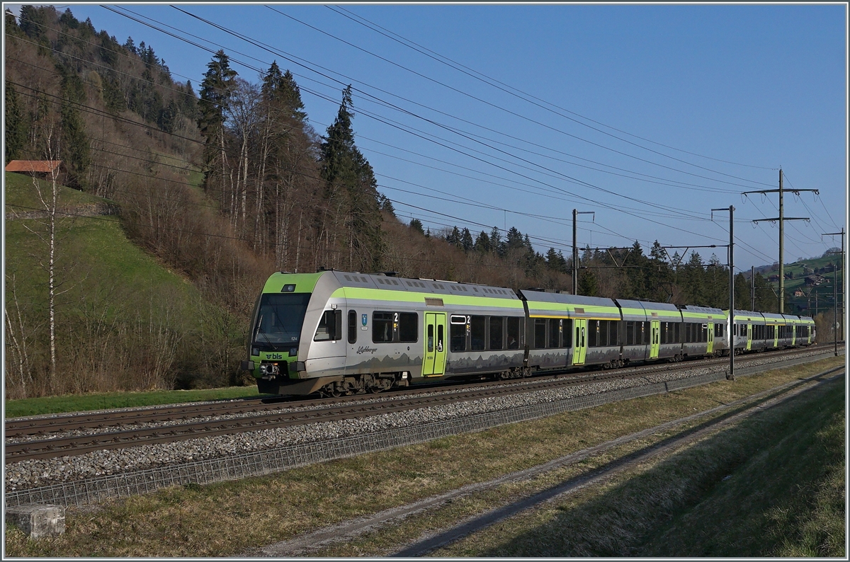 The BLS RABe 535 102 and 124  Lötschberger  on the way to Bern by Mülenen. 

14.04.2021