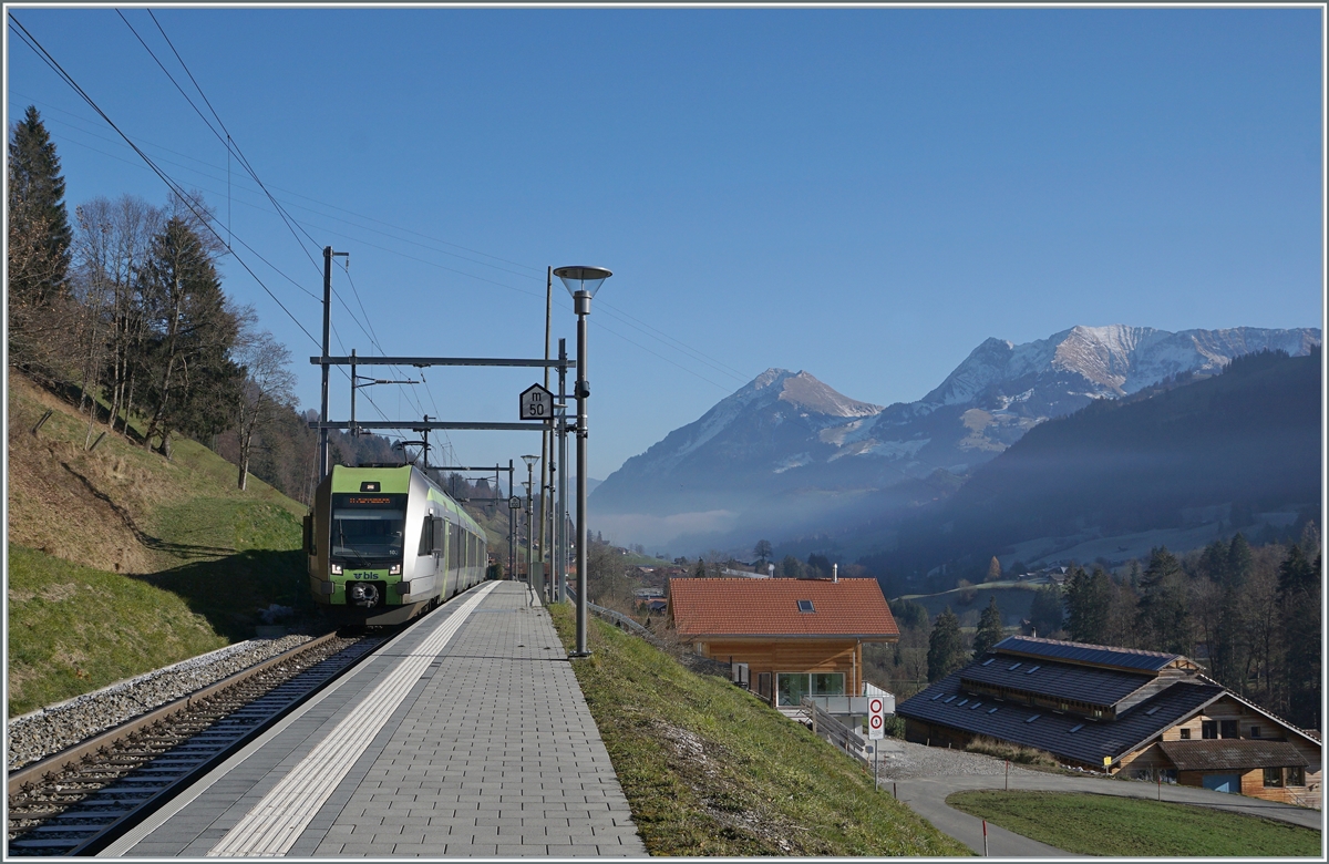 The BLS RABe 535 103  Lötschberger  is arriving at Weissenburg. 

25.11.2020