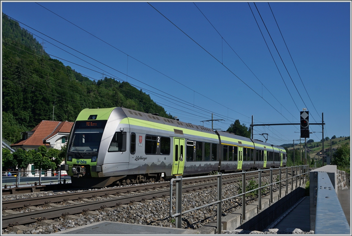 The BLS RABe 535 104  Lötschberger  by Mülenen on the way to Bern. 

14.06.2021