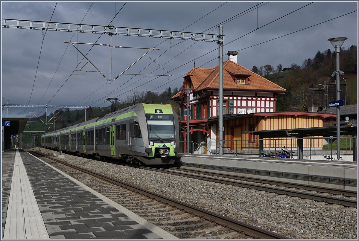 The BLS RABe 535 108 and an other one are arriving at Mülenen.
30.10.2017