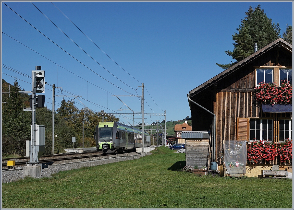 The BLS RABe 535 111 Lötschberger on the way to Domodossola by Mülenen.
10.10.2018