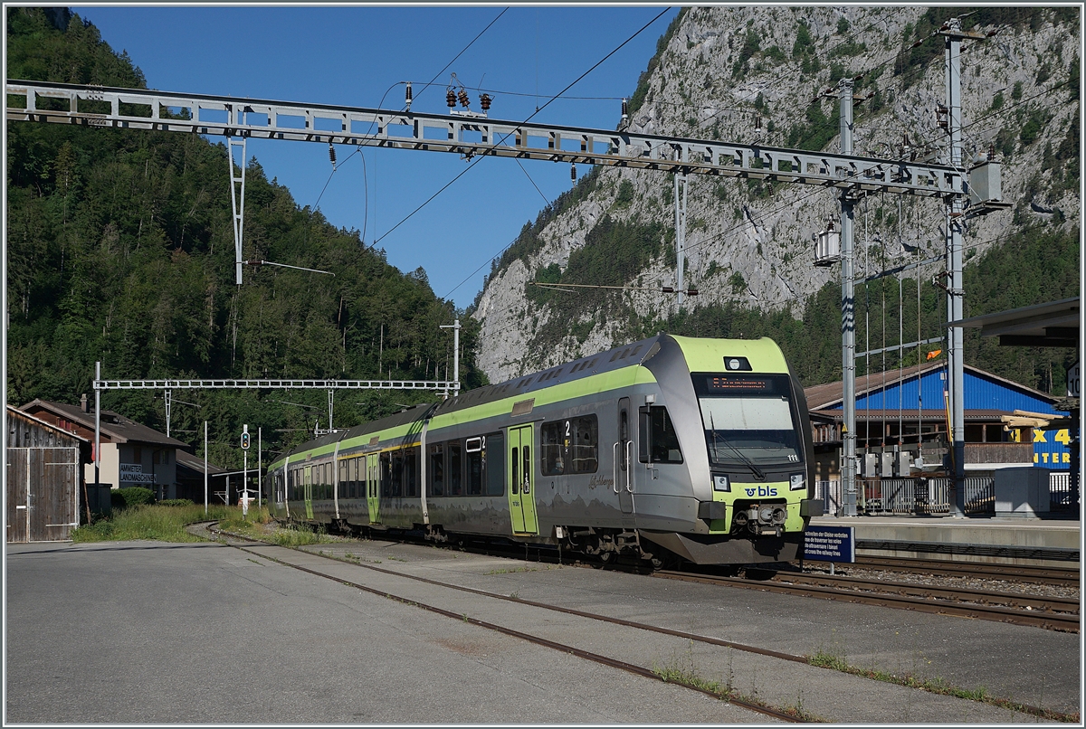 The BLS RABe 535 111  Lötschberger  on the way to Zweisimmen in Wimmis. 

14.06.2021