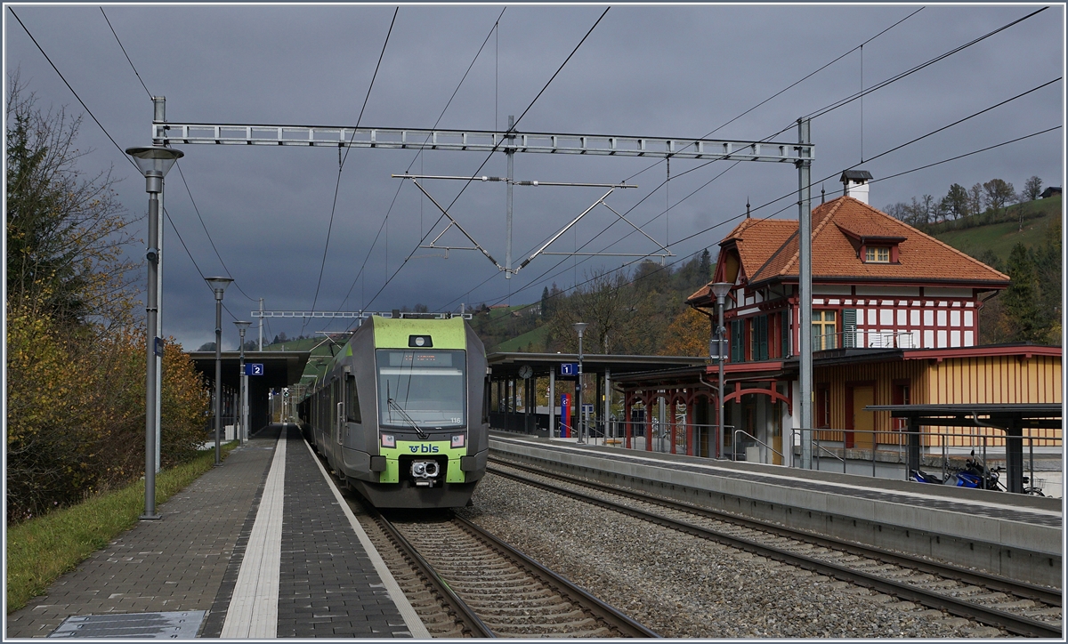 The BLS RABe 535 116 makes a stop in Mülenen.
30.10.2017