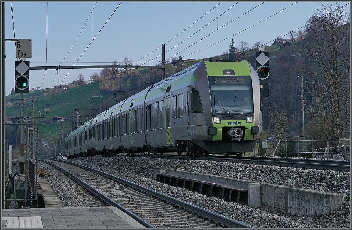 The BLS RABe 535 117 and an othoer one (Lötscberger) on the way to Domodossla by Mülenen. 

14.04.2021