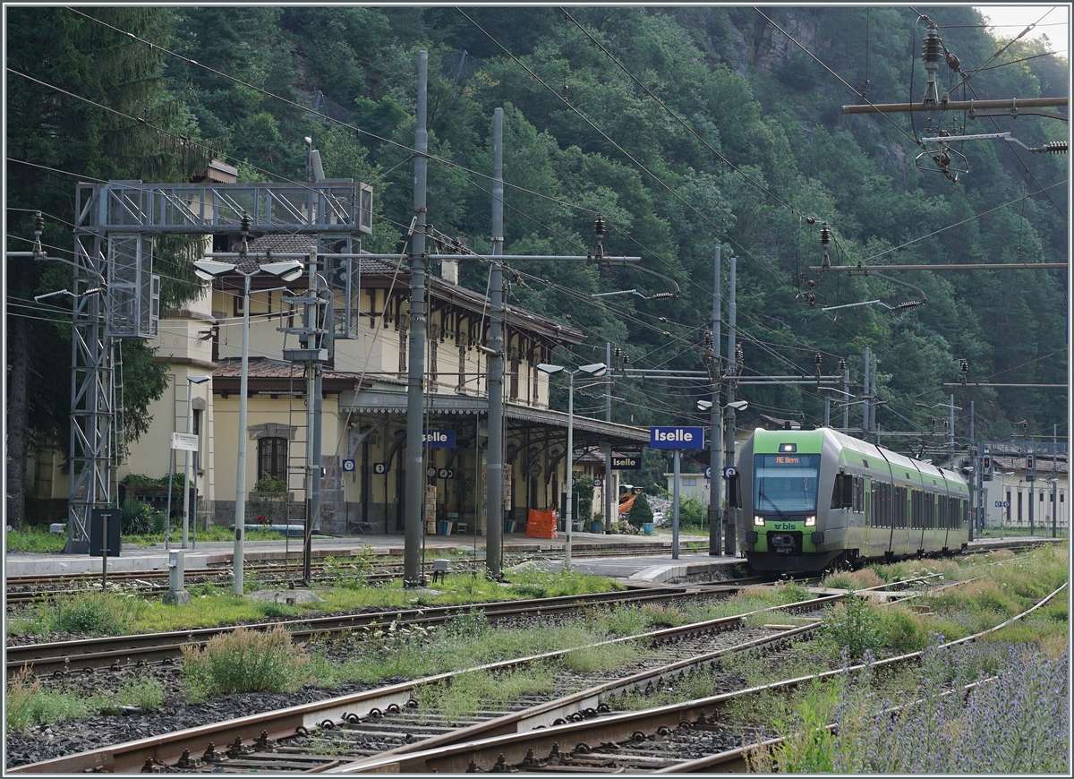 The BLS RABe 535 124  *Lötschberger  on the way to Bern by his stop in Iselle di Trasquera.

21.07.2021