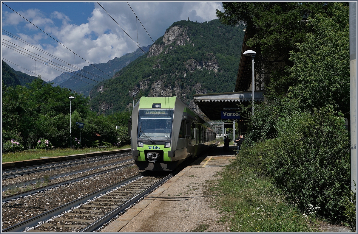 The BLS RABe 535 125  Lötschberger  by his short stop in Varzo.
22. 07.2017