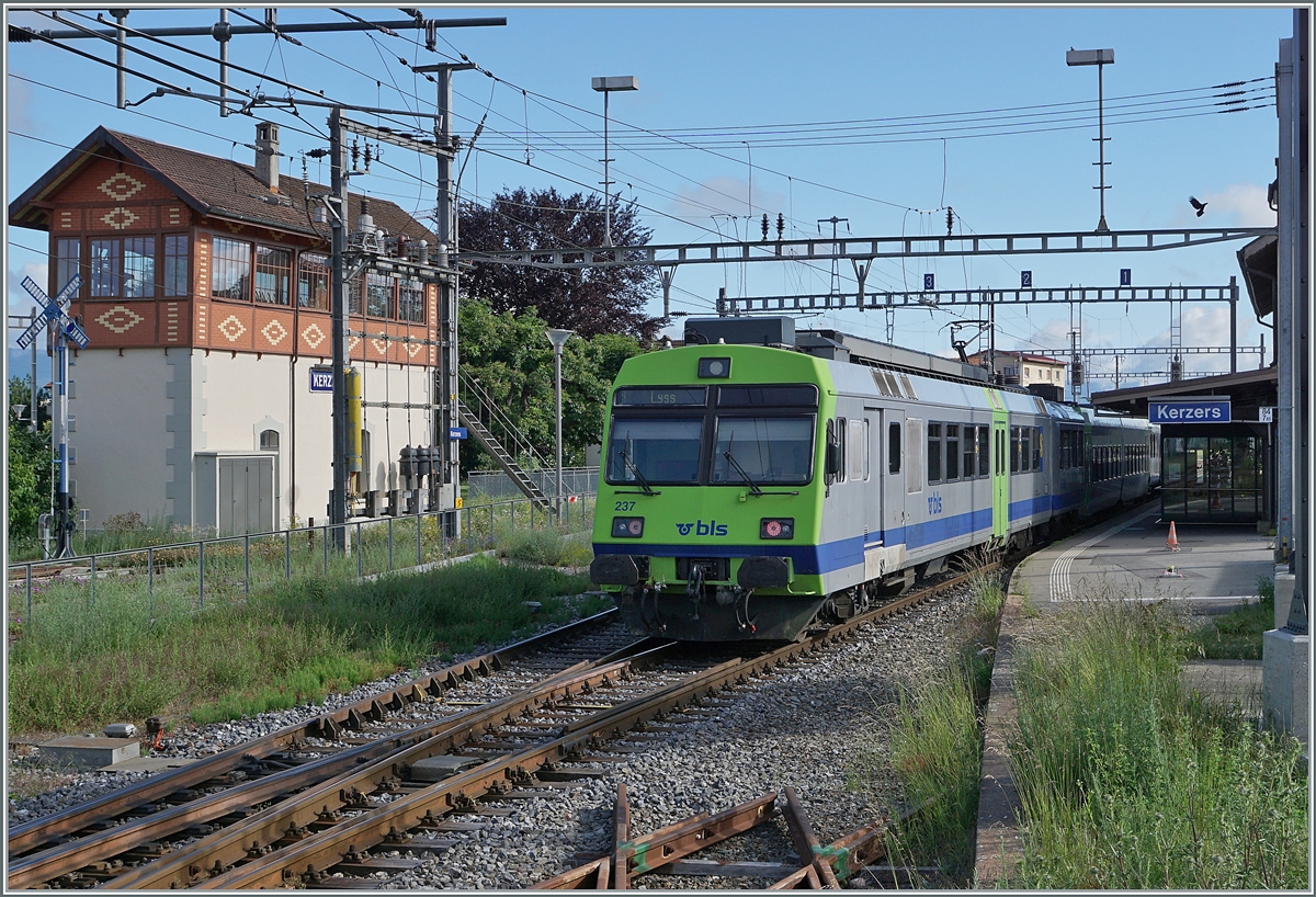 The BLS RBDe 565 237 in Kerzers on the way form Bern to Lyss. 06.06.2021