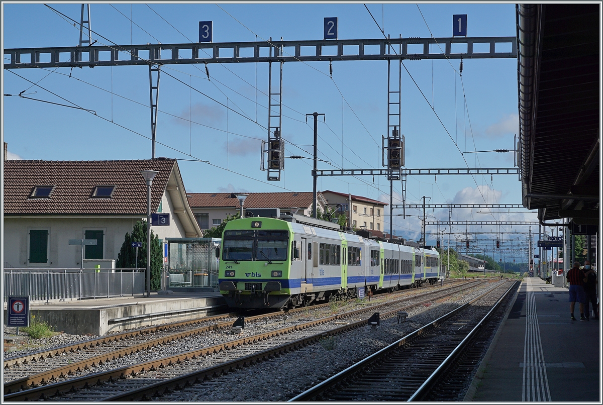 The BLS RBDe 565 241 in Kerzers on the way form Lyss to Bern.

06.06.2021