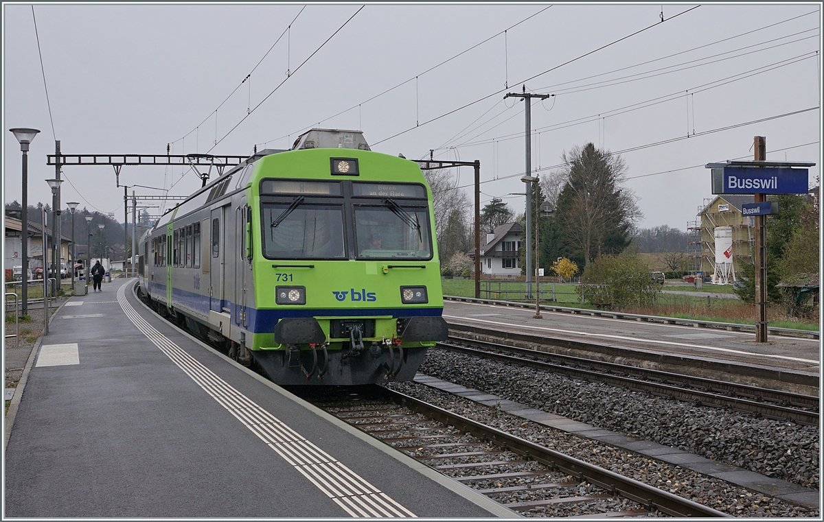 The BLS RBDe 565 731 wiht his local train service from Lyss to Büren in Busswil. 

18.04.2021