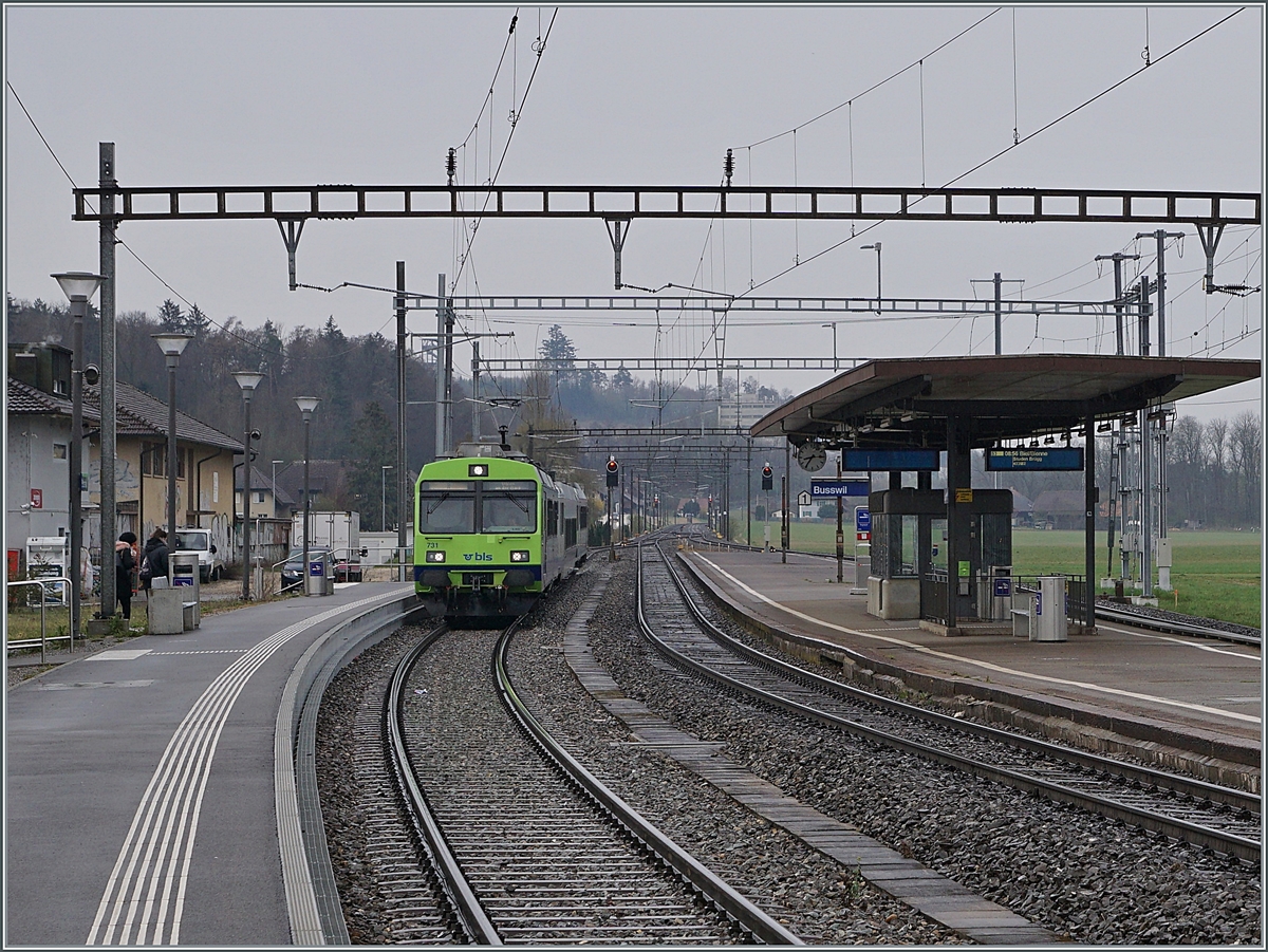 The BLS RBDe 565 731 wiht his local train service from Lyss to Büren is arriving at Busswil.

18.04.2021