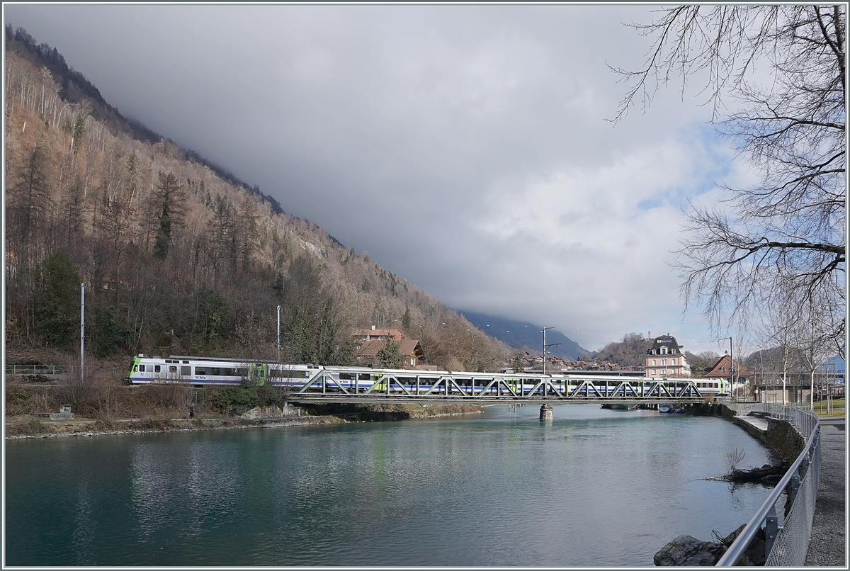 The BLS RBDe 565 734 (94 85 7 565 734-1 CH-BLS)  Ins/Anet  is arriving wiht his RE from Spiez at the Interlaken Ost Station. 

17.02.2021