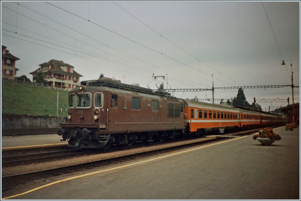 The BLS Re 4/4 170  Brig-Glis  with the EC  Vauban  Bruixelles Midi - Milano in Spiez. 

Analog picture sept. 1992
