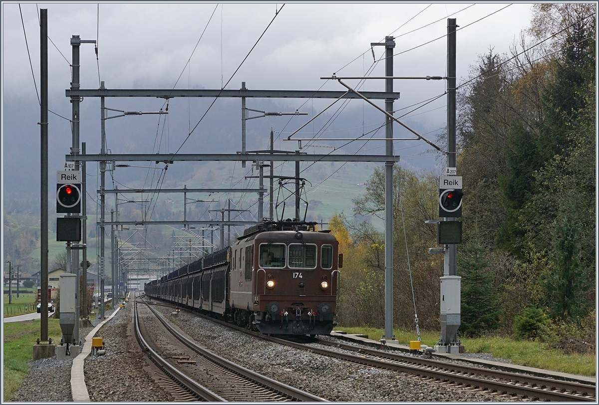 The BLS Re 4/4 174 wiht a Cargo Train by Mülenen.
30.10.2017