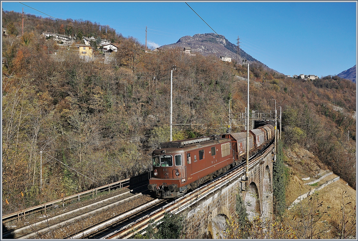 The BLS Re 4/4 178 (UIC # 95 85 4425 1787-1 CH-BLS) by Preglia.
21.11.2017