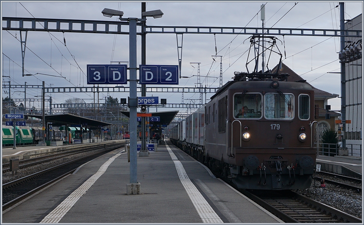 The BLS Re 4/4 179 wiht a Cargo Train in Morges.
22.02.2017