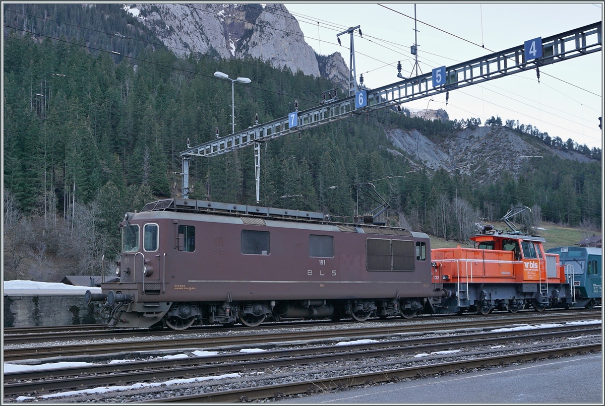The BLS Re 4/4 191 in Kandersteg. The end of use of the BLS Re 474 (Re 425) seems to be foreseeable. A few locomotives are still used in car tunnel traffic, but preparations are already being made to replace them in the form of the BLS Re 465. 

03.01.2024