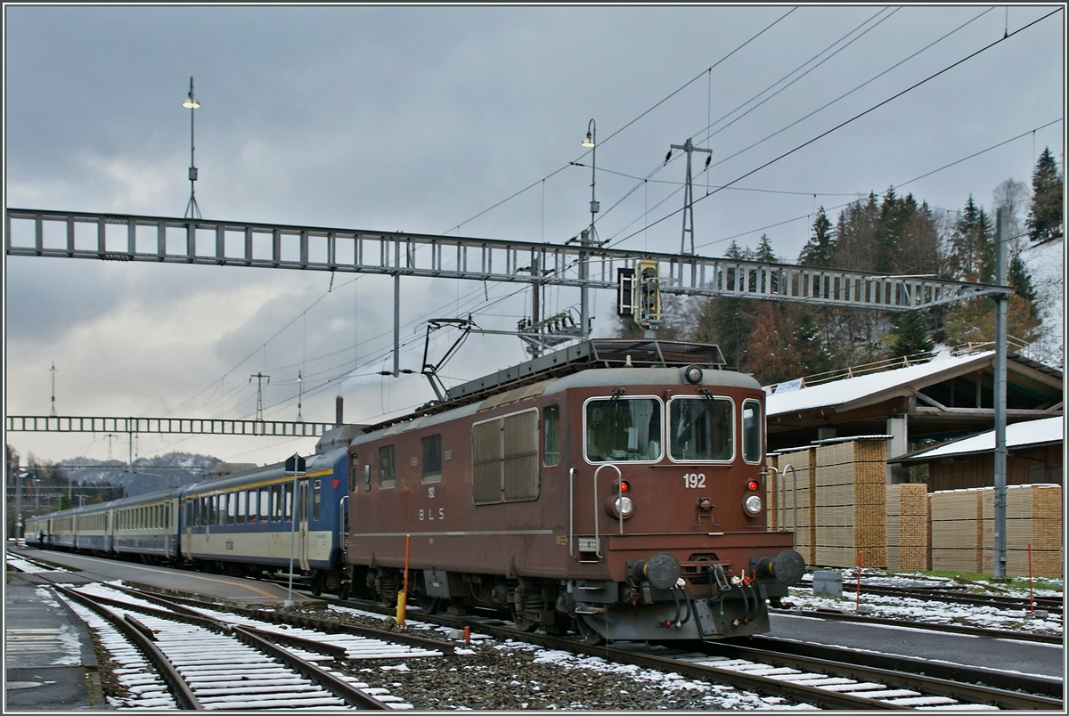 The BLS Re 4/4 192 wiht an RE to Interlaken Ost in Erlenbach.
24.11.2013