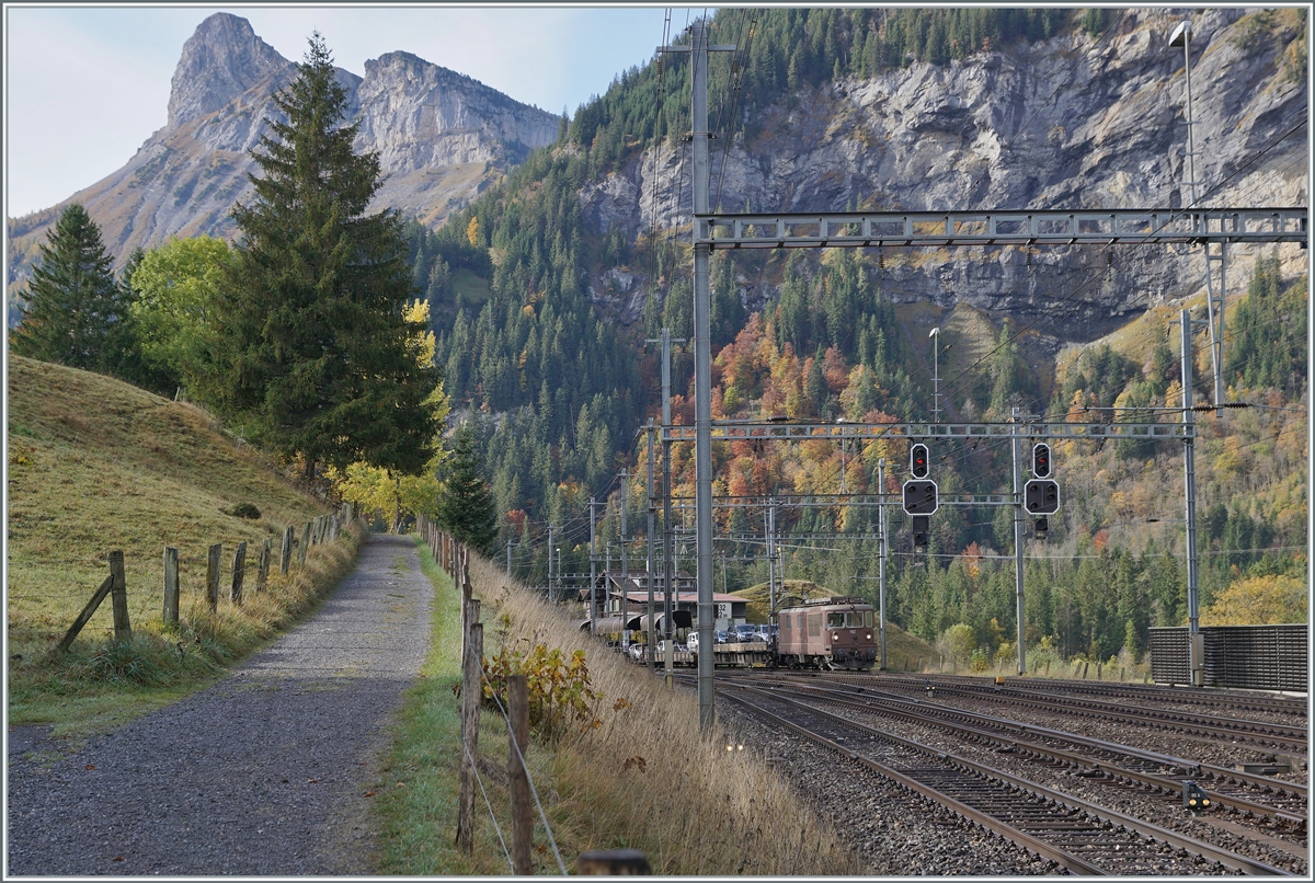 The BLS Re 4/4 192 wiht his AutoShuttle from Goppenstein is arriving at Kandersteg. 

11.10.2022

