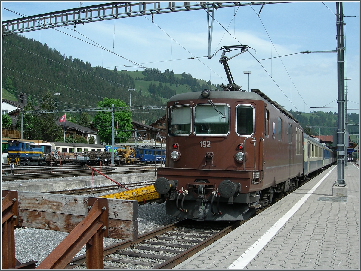 The BLS Re 4/4 192  Spiez  with a  GoldenPass  RE to Interlaken in Zweisimmen. 

27.08.2008