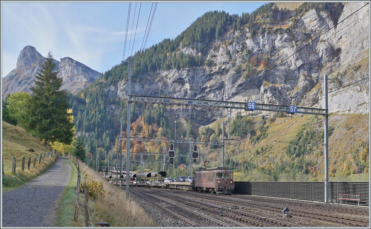 The BLS Re 4/4 192 with his Auto-Service is arriving at Kandersteg. 

11.10.2022