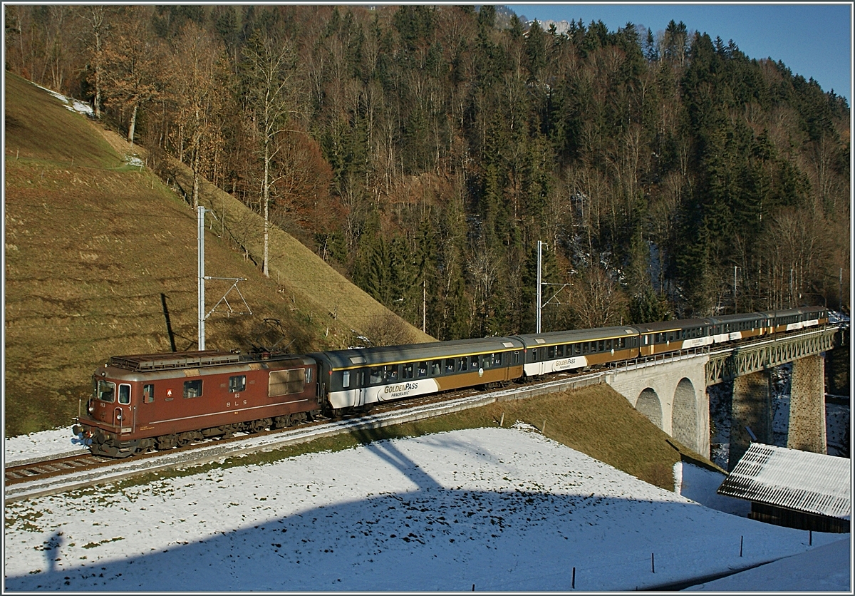 The BLS Re 4/4 193  Grenchen  with a Goldenpass RE by Weissenburg.
05.12.2013