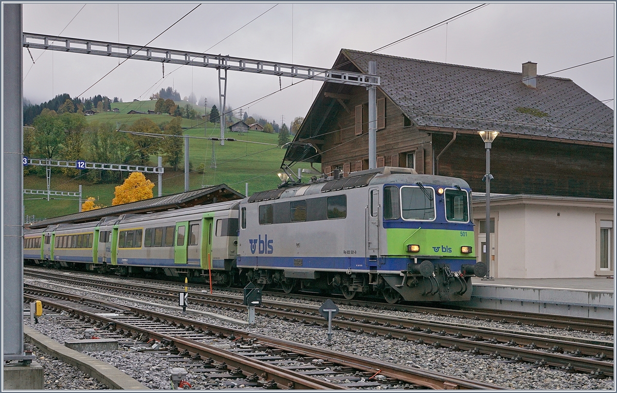 The BLS Re 4/4 501 wiht an RE to Interlaken Ost in Zweisimmen.

22.10.2019
